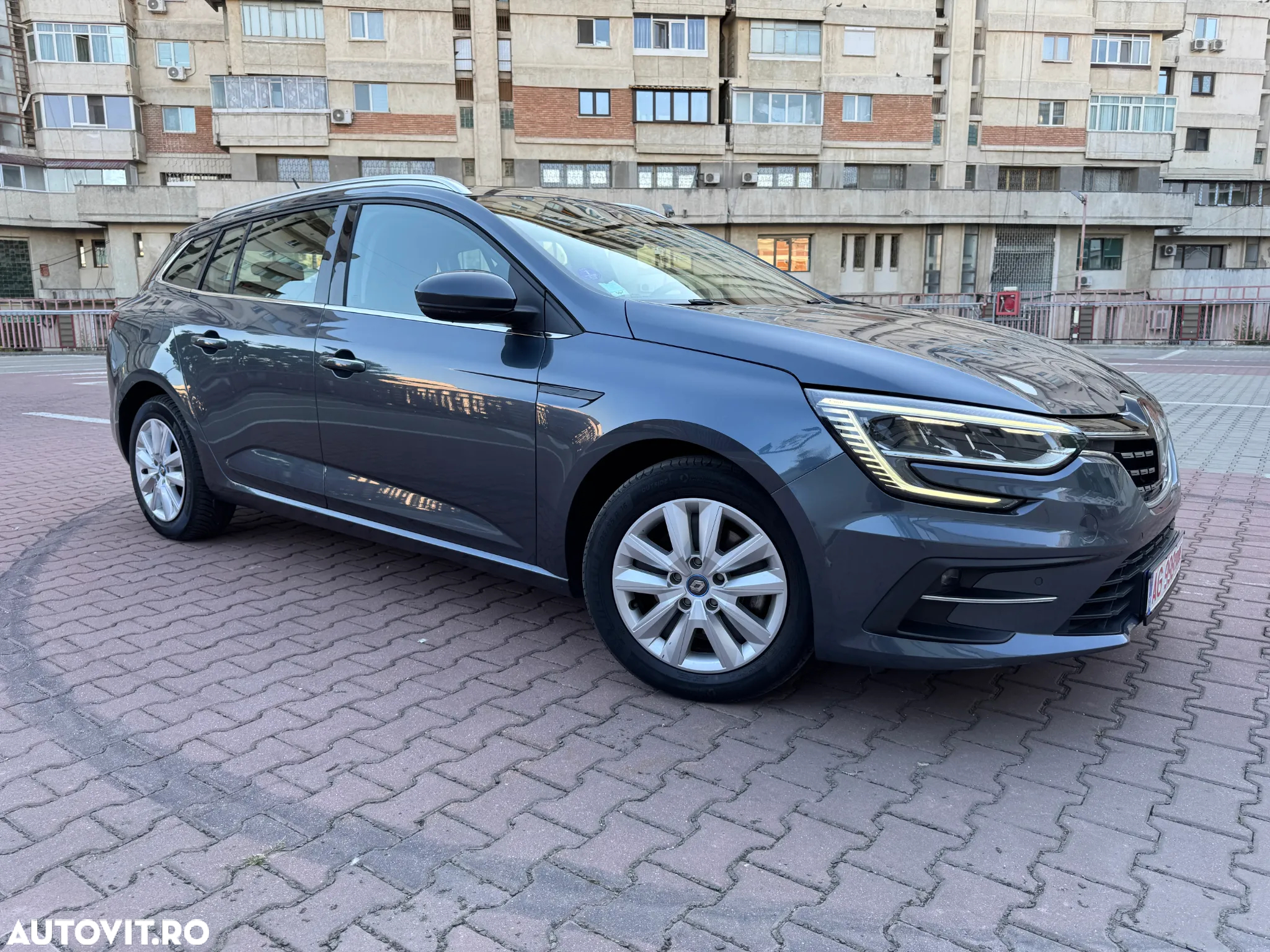 Renault Megane Grandtour E-TECH Plug-in 160 BUSINESS EDITION - 33