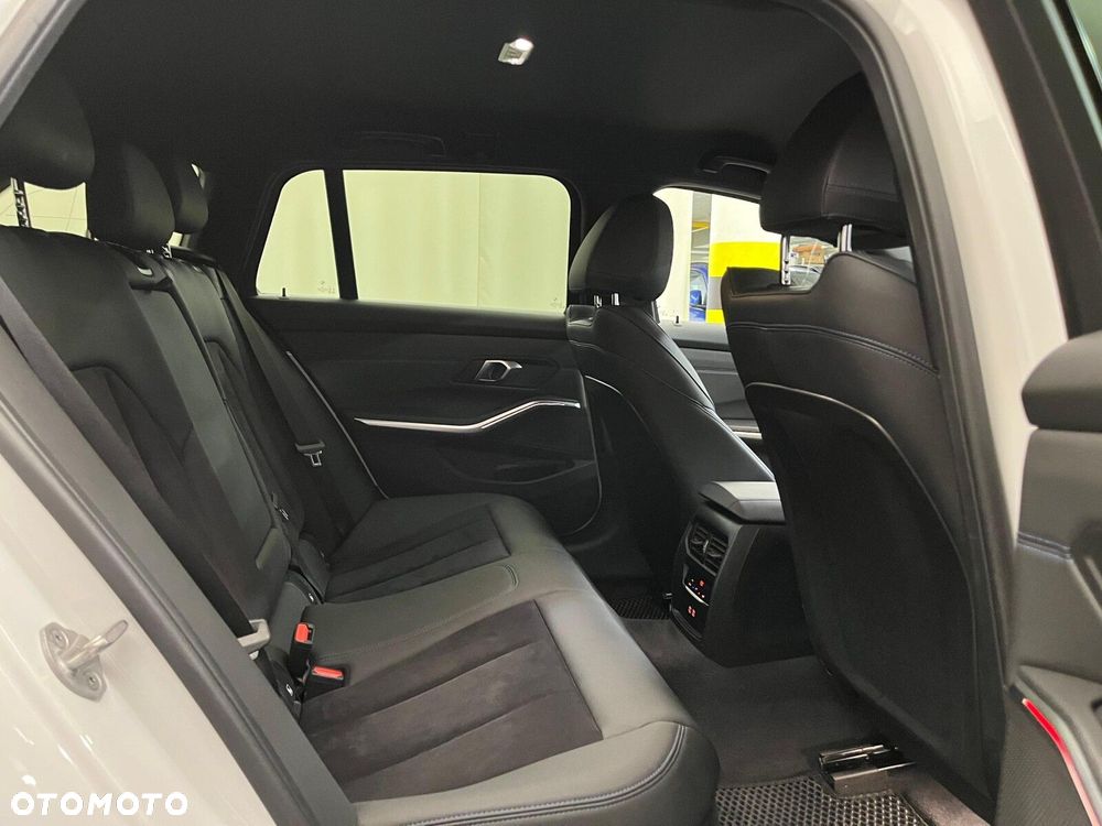 BMW Seria 3 320d xDrive mHEV M Sport - 38