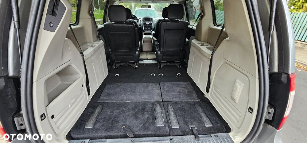 Chrysler Town & Country - 32