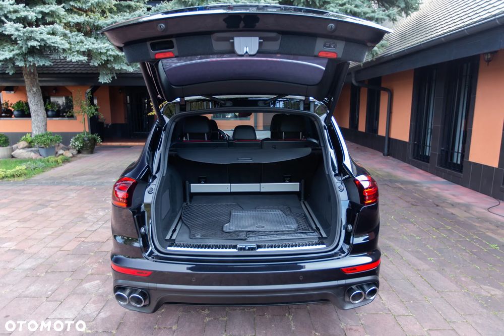 Porsche Cayenne Turbo S - 16