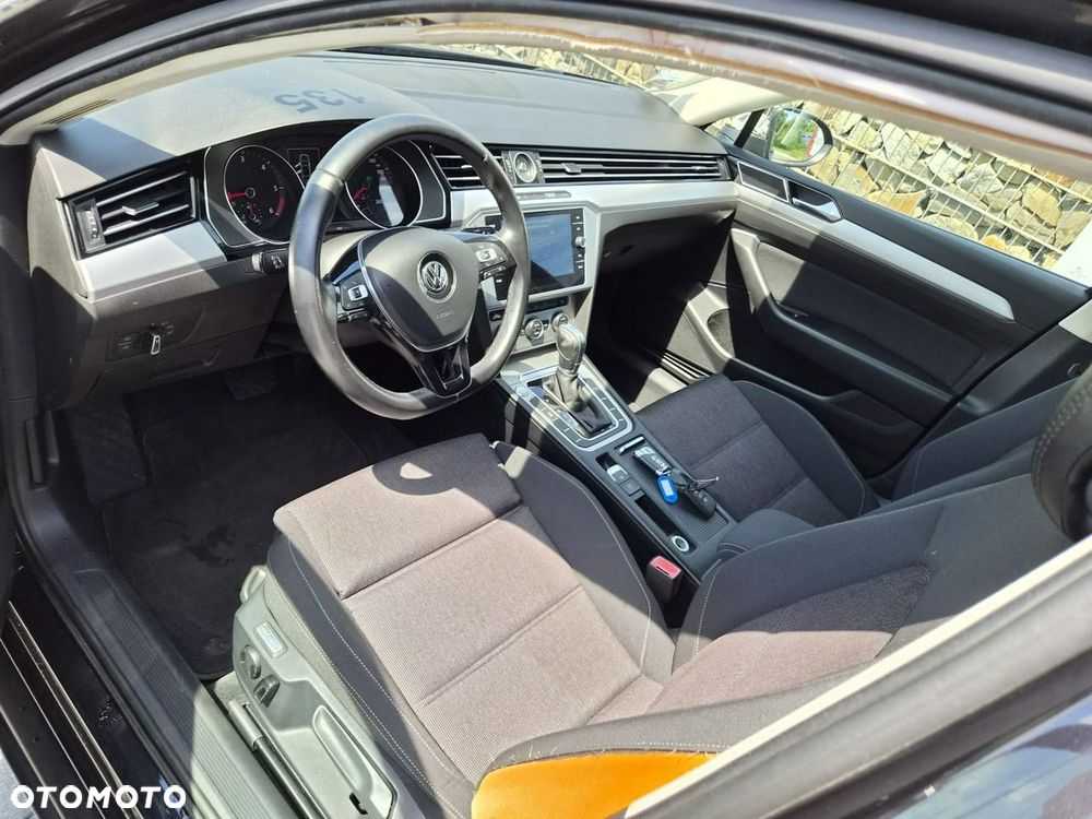 Volkswagen Passat - 11