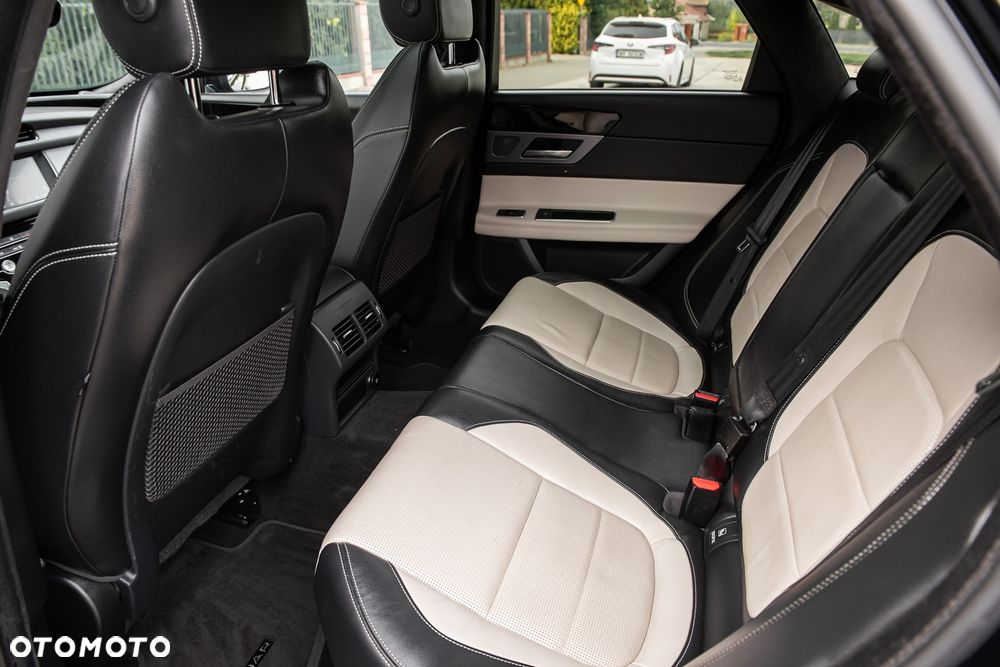 Jaguar XF P250 R-Dynamic BLACK - 28