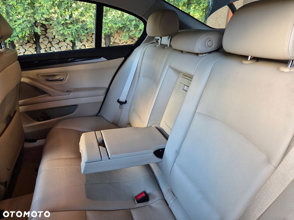 BMW Seria 5 525d xDrive - 9