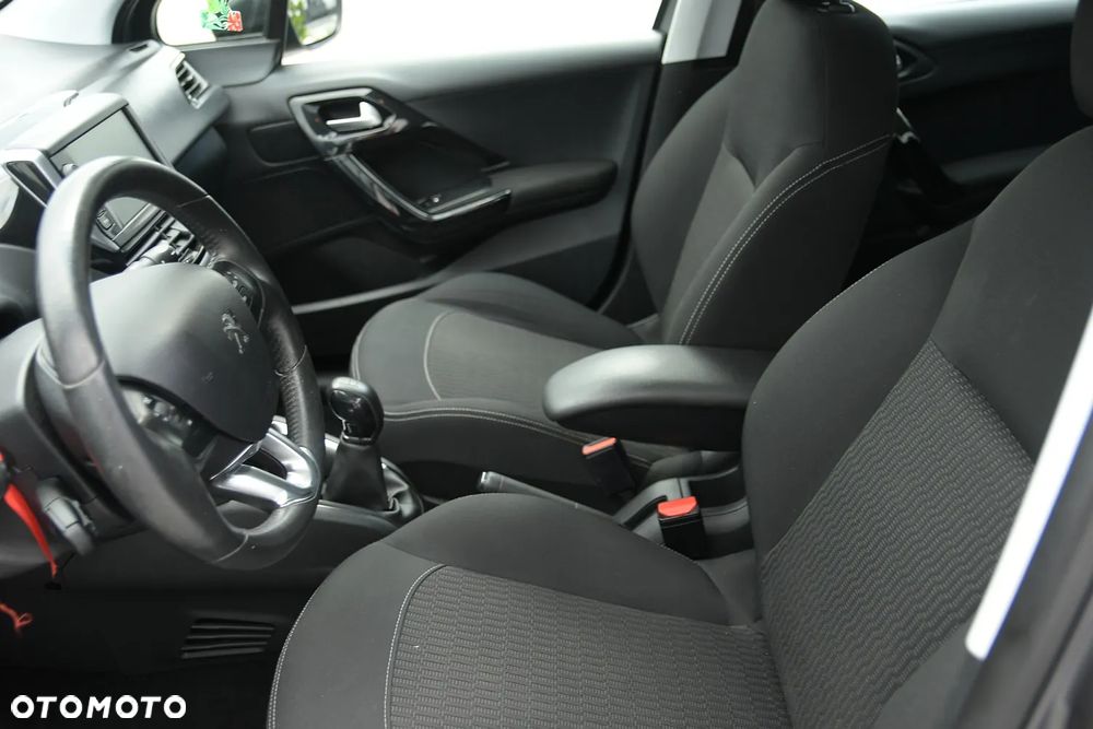 Peugeot 208 - 25