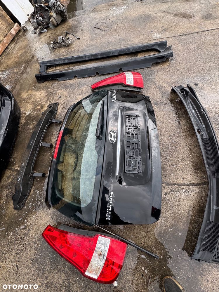 Hyundai i30 kombi kolor 9F czarny czarne   Drzwi tylne tył prawe lewe -500zl szt  Progi lift -150 sztuka   Lampy tył tylnie prawa lewa 150szt   Belka tył tylnia kombi 150sztuka   Zderzak tył tylni lift 450   Klapa bagażnika klapa tył 800zl   Podszybie 100zl   Posiadam wiele części do tego modelu  Szybka wysyłka - 3
