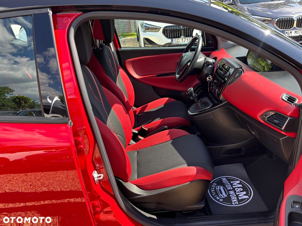 Lancia Ypsilon Y 1.2 8v Black & Red Edition - 23
