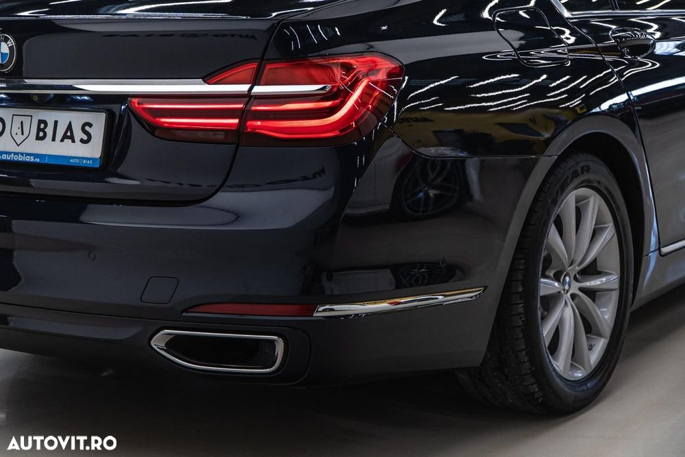 BMW Seria 7 740e iPerformance - 38