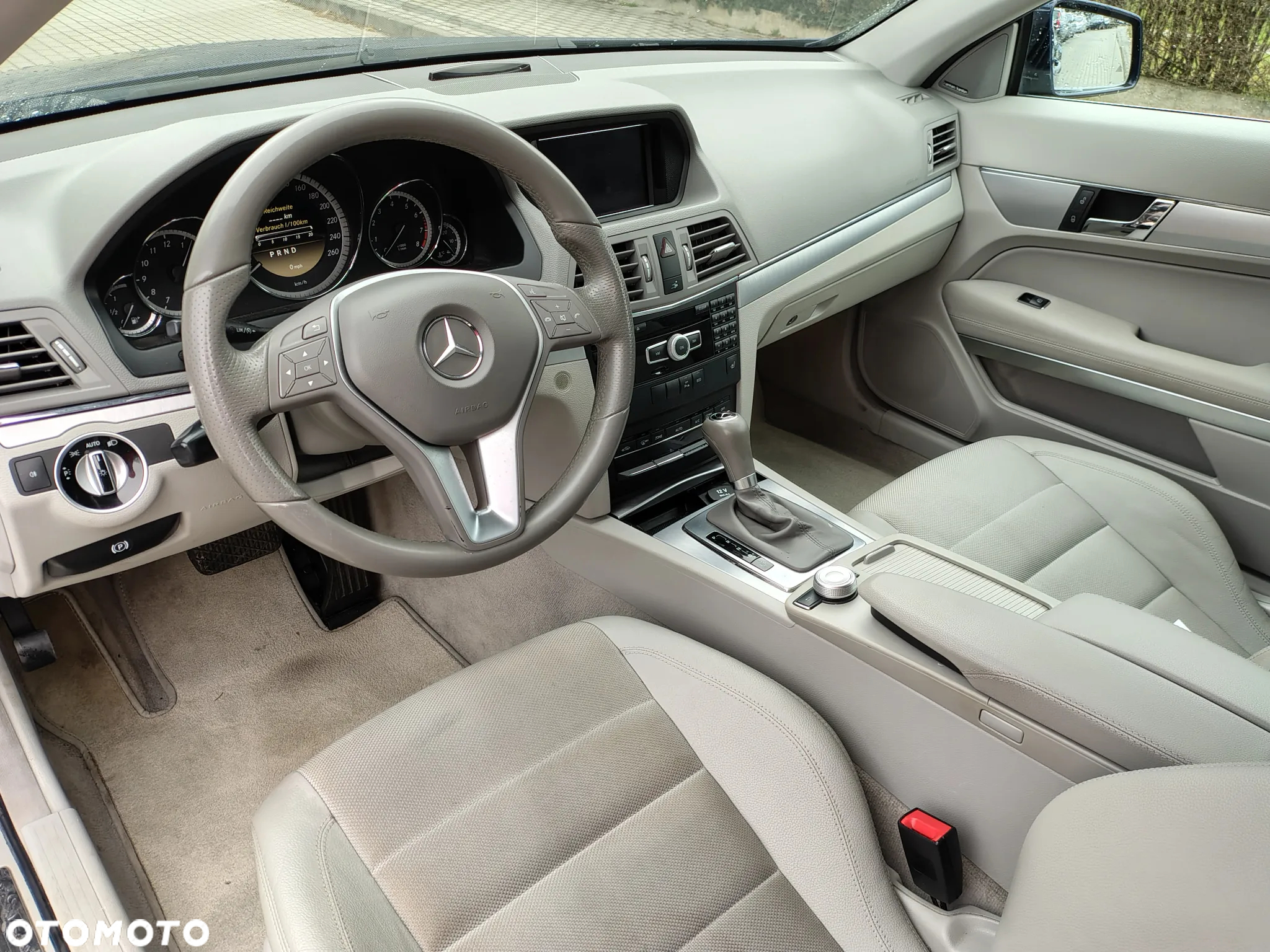 Mercedes-Benz Klasa E 250 CGI Coupe BlueEFFICIENCY Automatik Avantgarde - 17