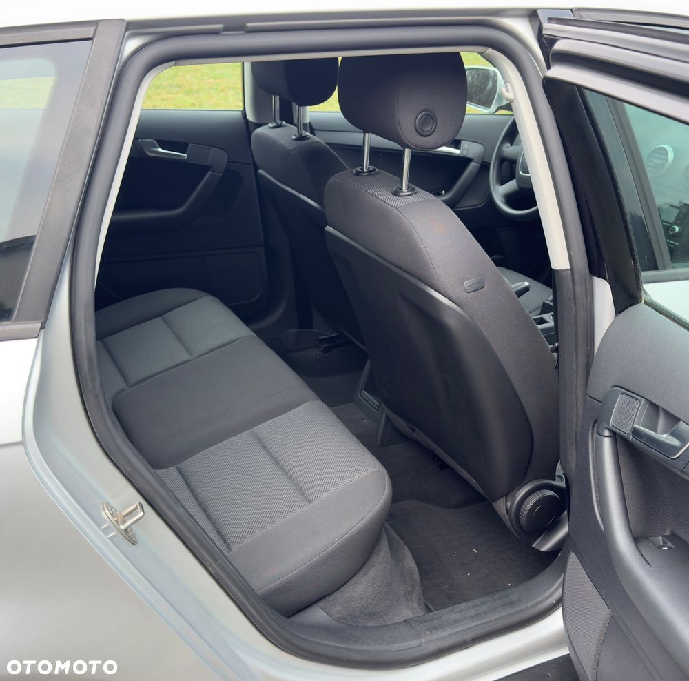 Audi A3 Sportback 1.6 TDI DPF Ambiente - 17