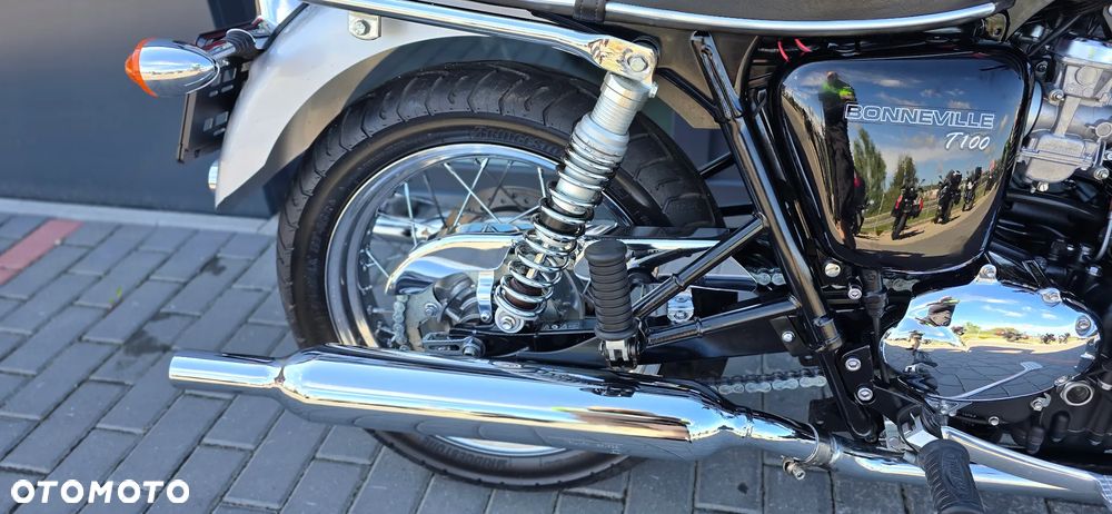 Triumph Bonneville - 16