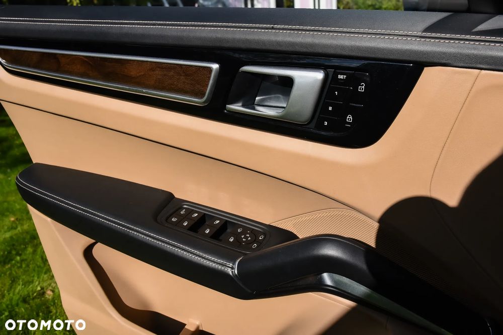 Porsche Cayenne Turbo S E-Hybrid Tiptronic S - 13