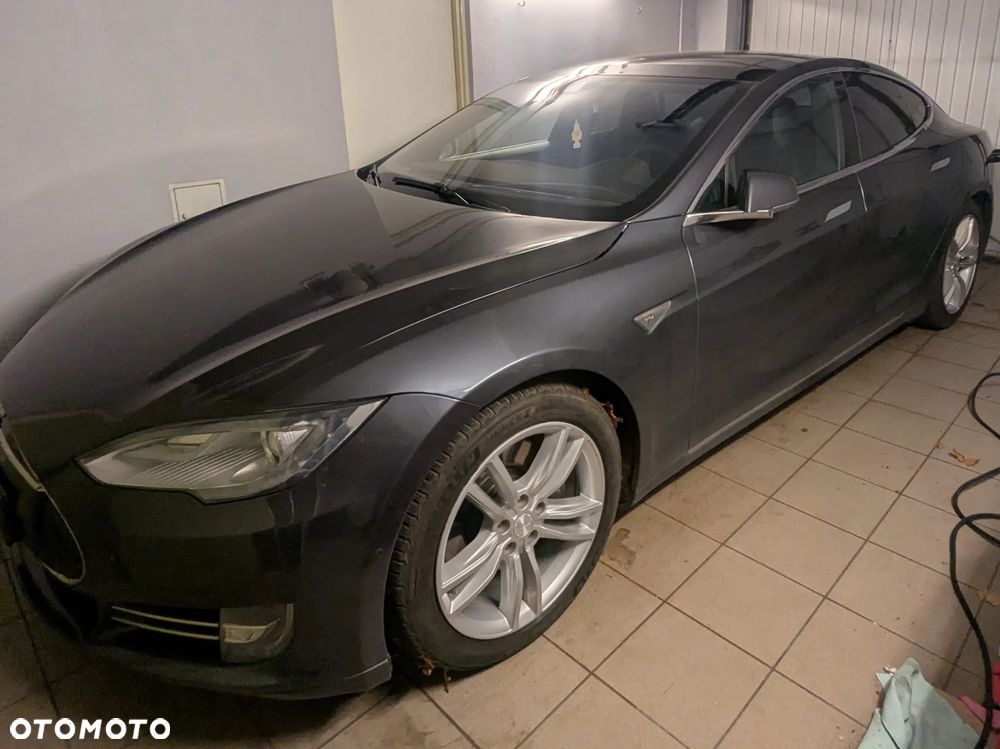 Tesla Model S 85 D - 31