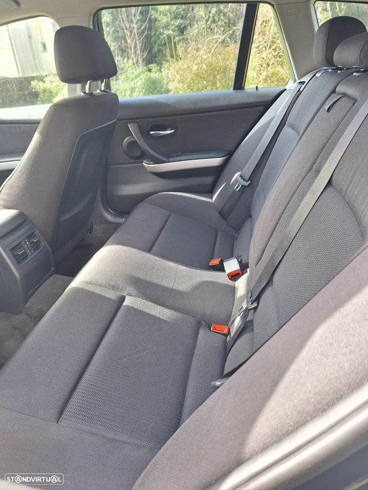 BMW 318 d Sport Line - 11