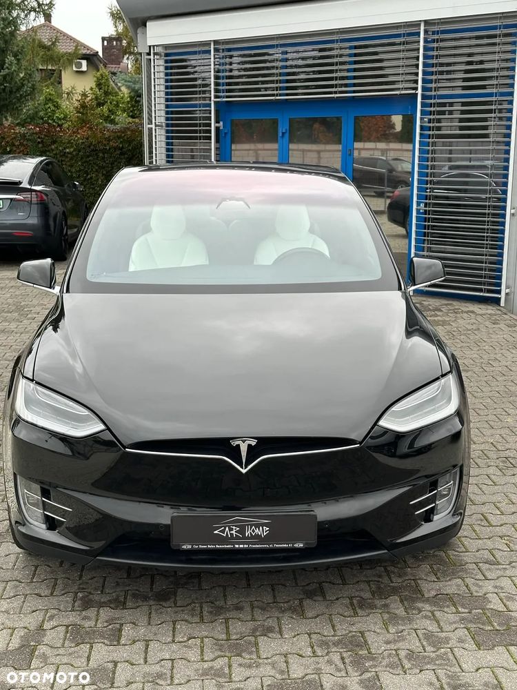 Tesla Model X - 10