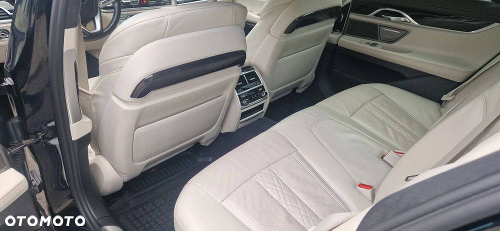 BMW Seria 7 750i xDrive - 25