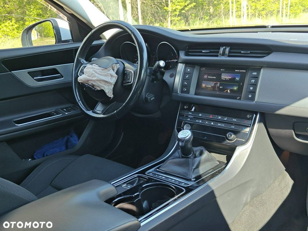 Jaguar XF - 12