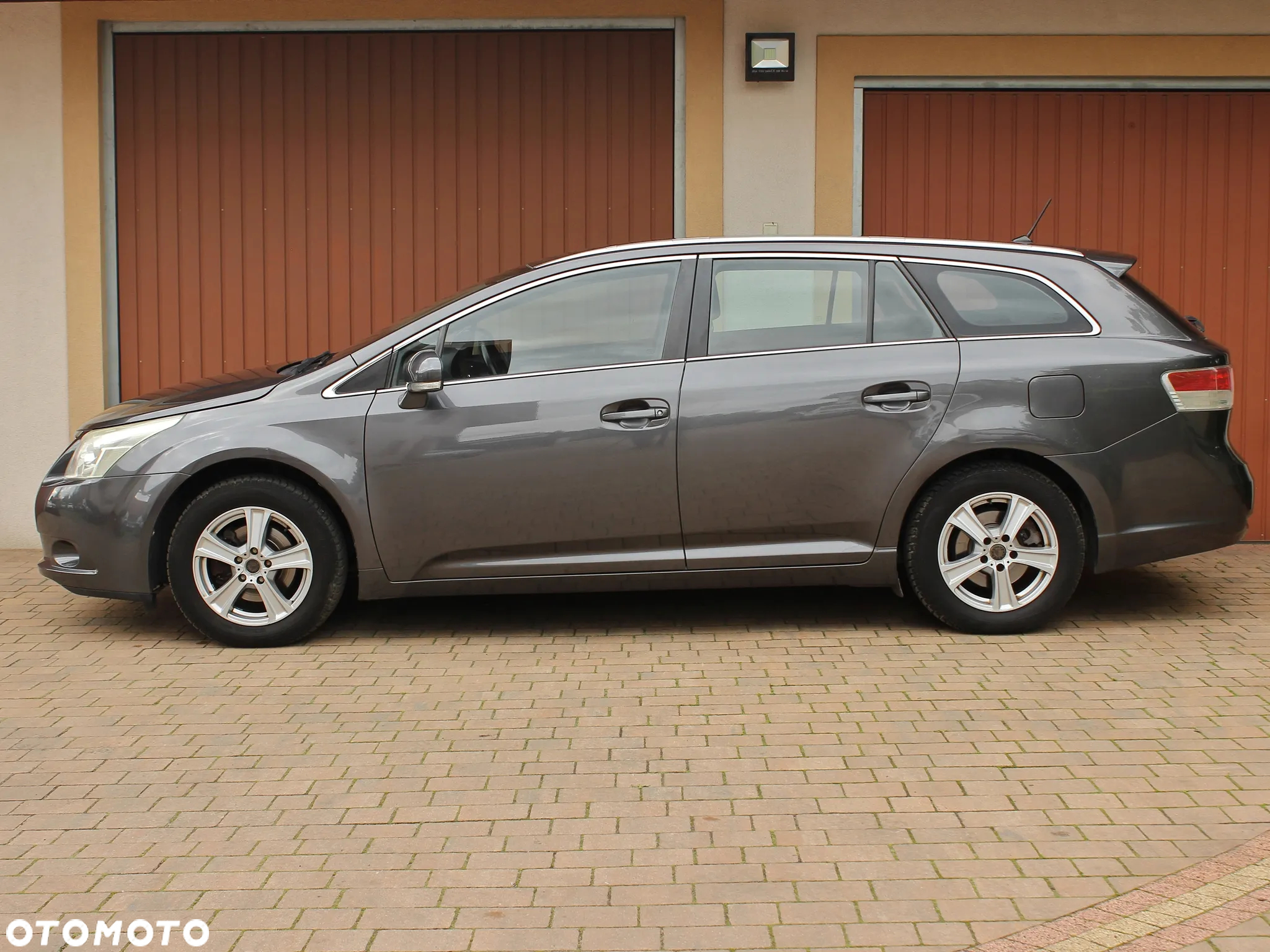Toyota Avensis 1.8 Premium MS - 9