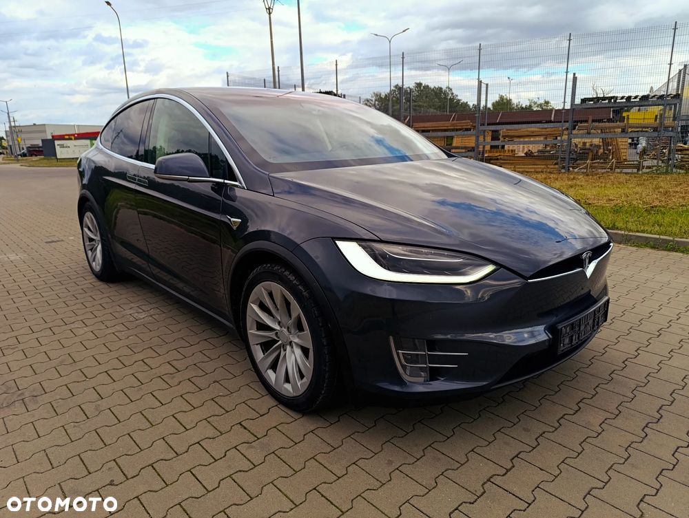 Tesla Model X - 15