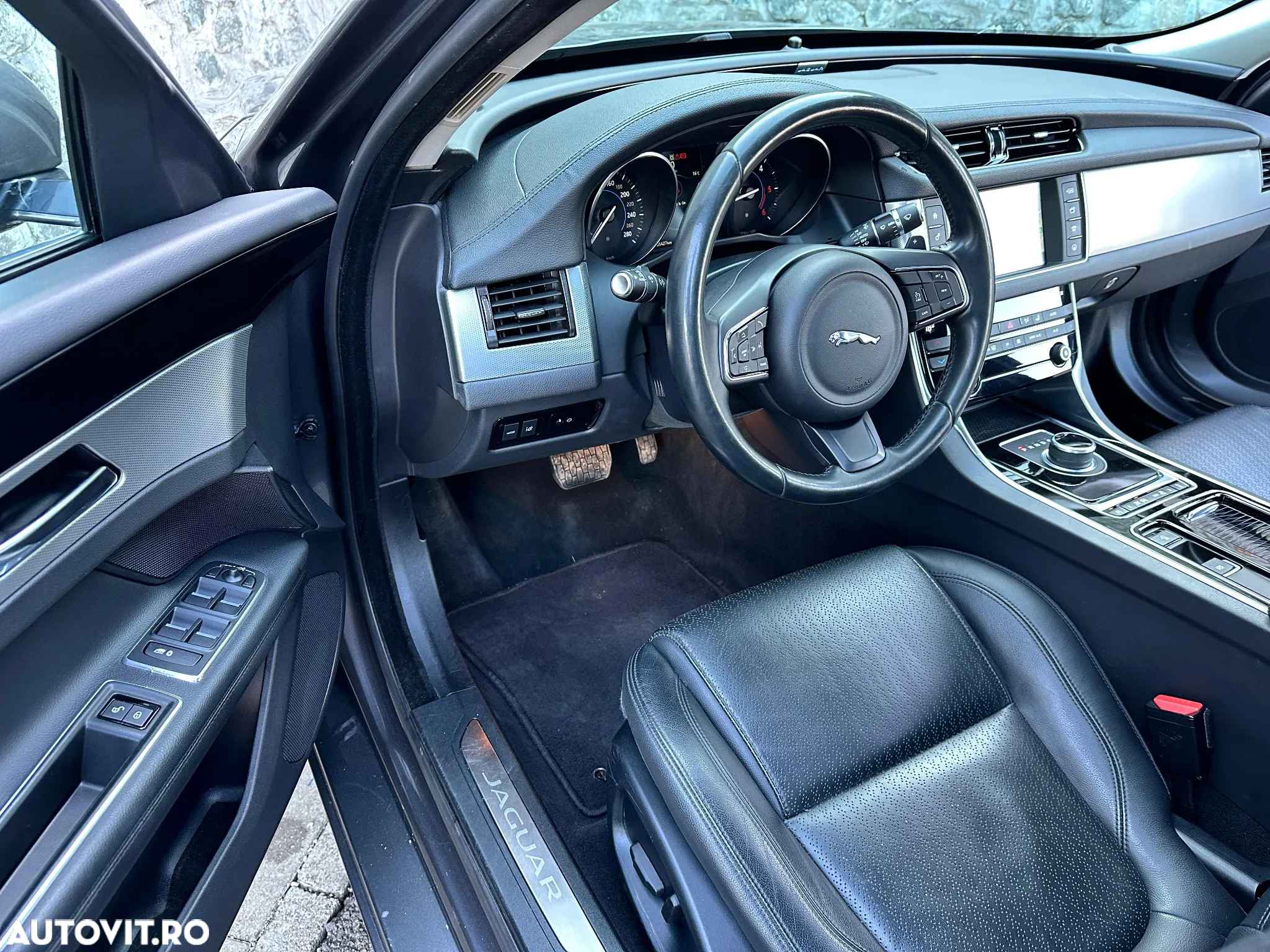 Jaguar XF 20d RWD E-Performance Portfolio - 12