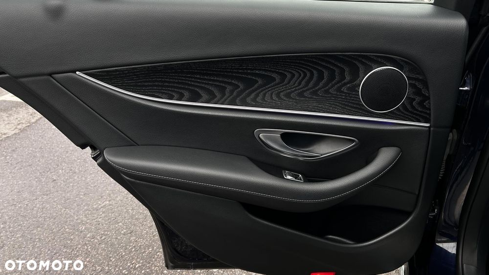 Mercedes-Benz Klasa E 220 d 4Matic 9G-TRONIC AMG Line - 25