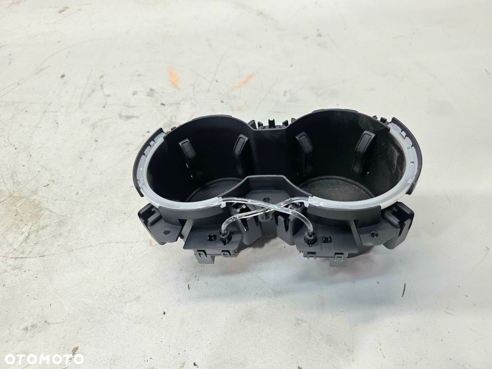 UCHWYT SCHOWEK NA KUBKI AUDI A4 B9 A5 8W 8W0862533E LED - 4