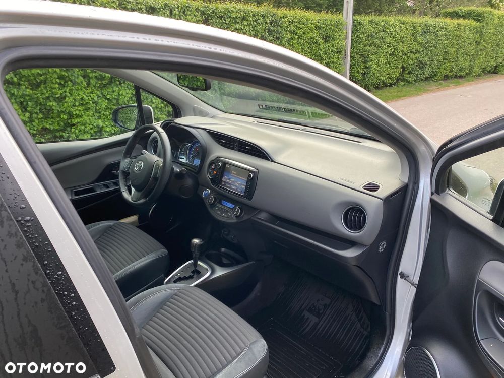 Toyota Yaris Hybrid 100 Dynamic - 10
