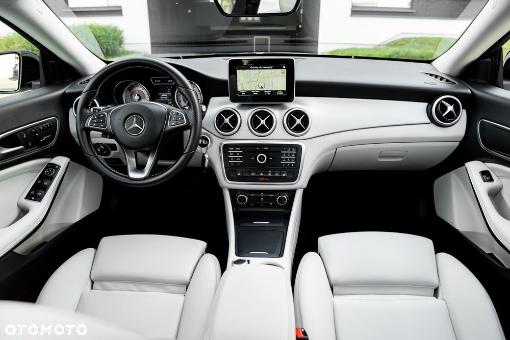 Mercedes-Benz CLA Shooting Brake 200 7G-DCT AMG Line - 39