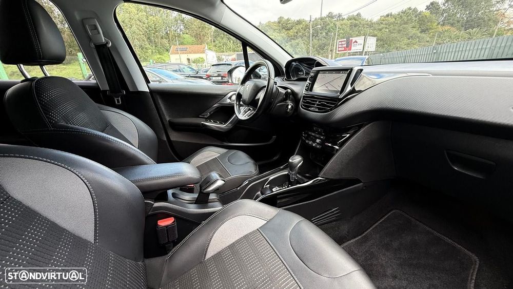 Peugeot 2008 1.2 PureTech Allure EAT6 - 36