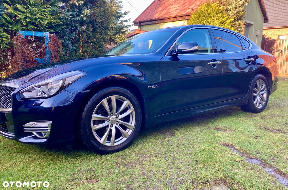 Infiniti Q70 - 1