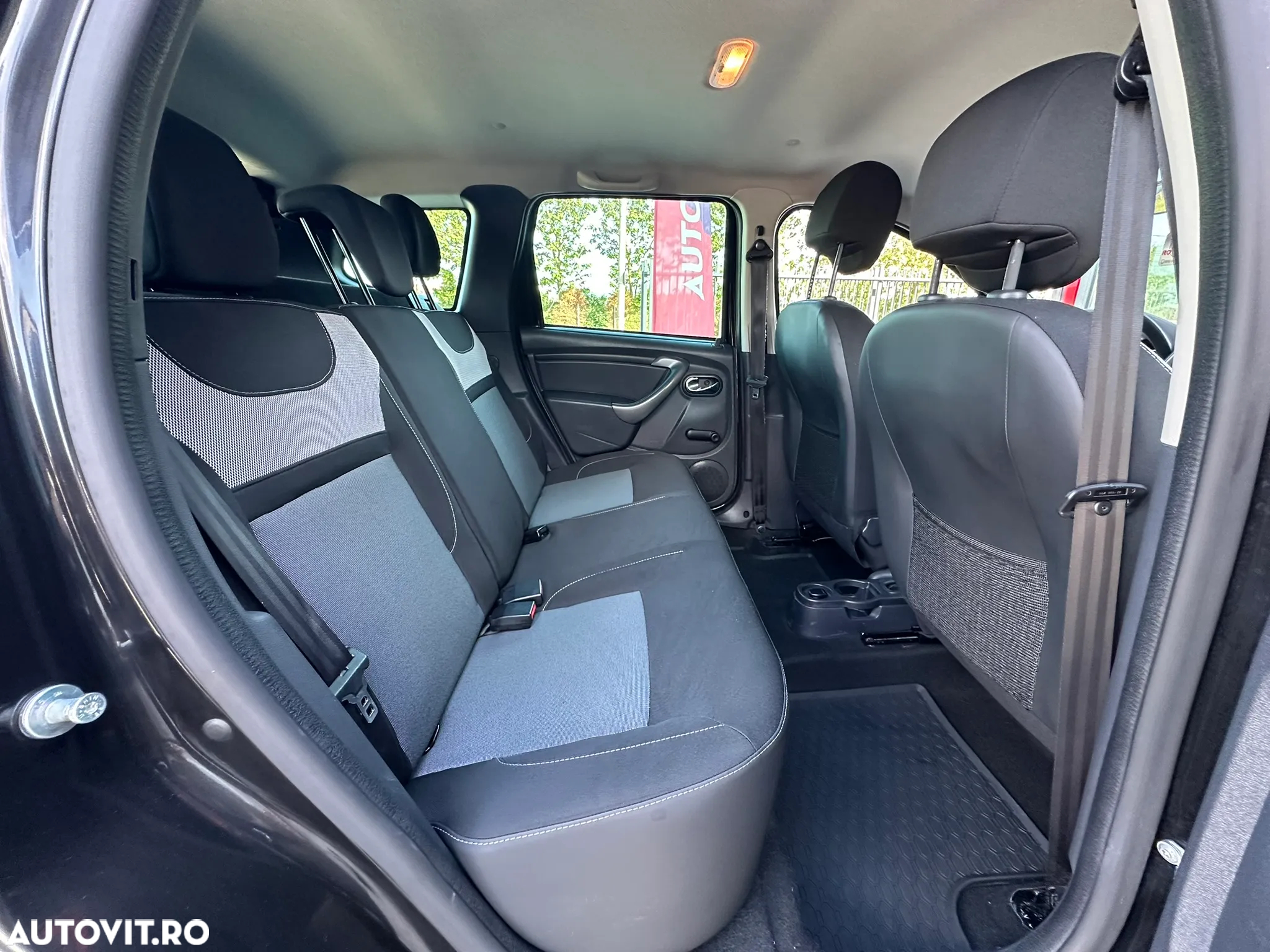 Dacia Duster 1.6 4x2 Laureate - 8
