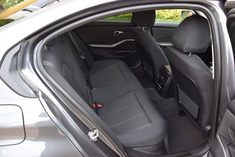 BMW Seria 3 318d Edition M Sport Shadow - 15