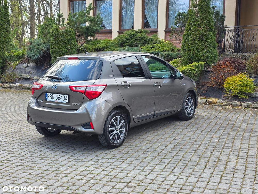 Toyota Yaris Hybrid 100 Premium - 12