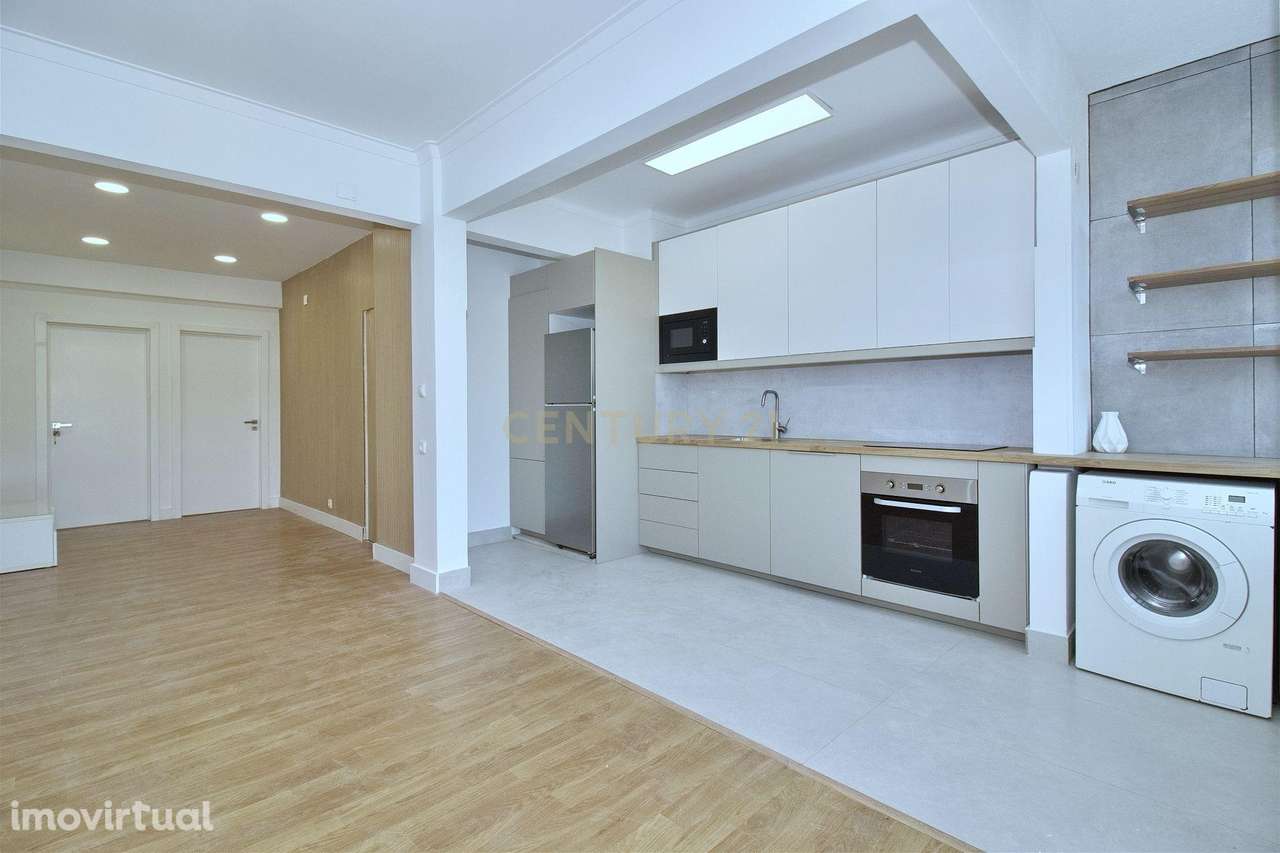 T2 em São Domingos de Benfica luminoso e arejado com ampla arrecadação - Grande imagem: 3/21