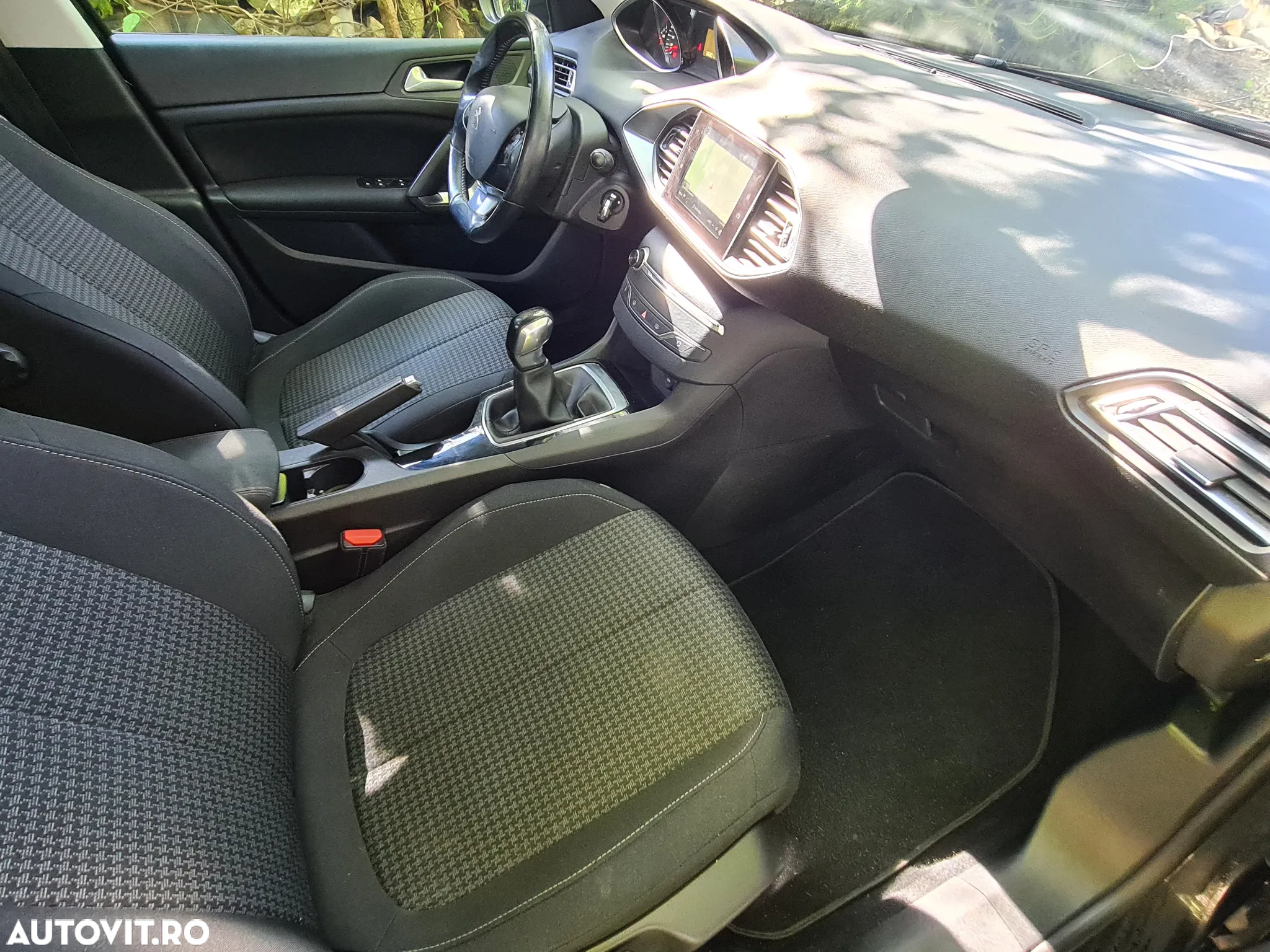 Peugeot 308 1.2 L PureTech Turbo S&S Allure - 9