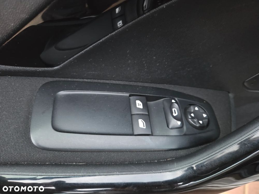 Peugeot 208 - 18