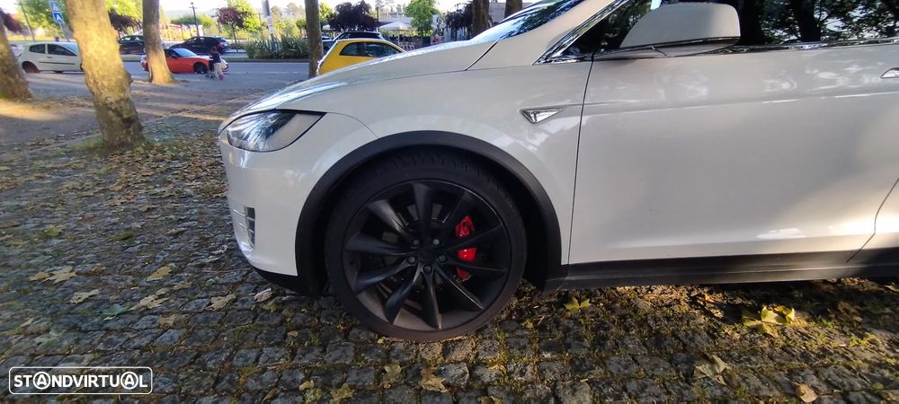 Tesla Model X - 3