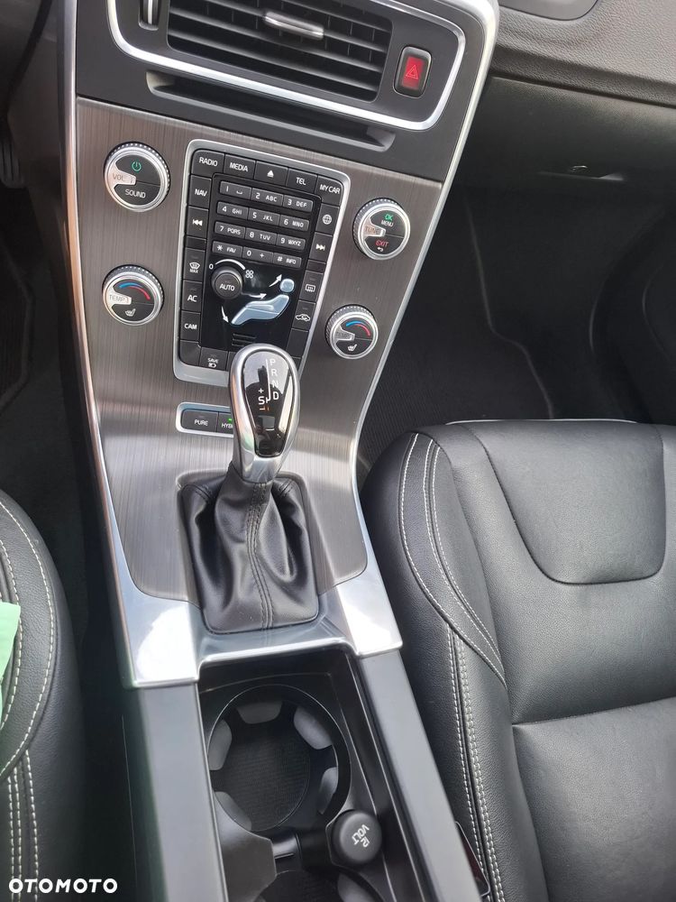Volvo V60 D6 AWD Plug-in Hybrid R-Design Momentum - 22