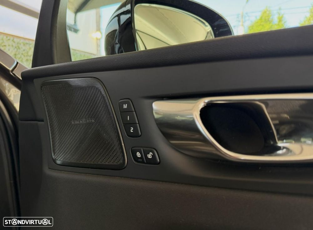 Volvo XC 60 2.0 T6 PHEV R-Design AWD - 27