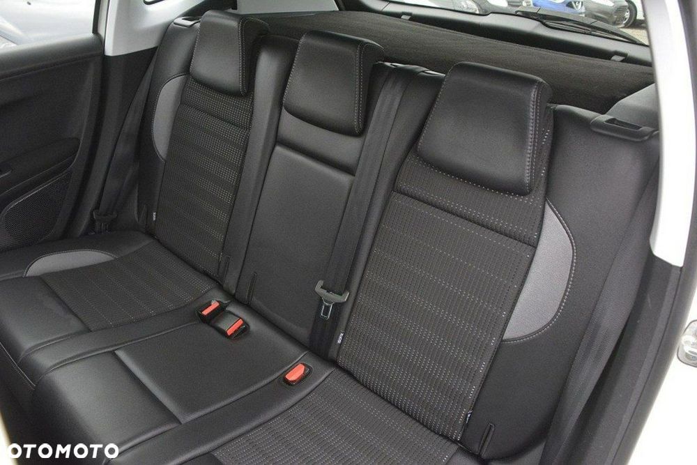 Peugeot 2008 1.6 BlueHDi Allure S&S - 31