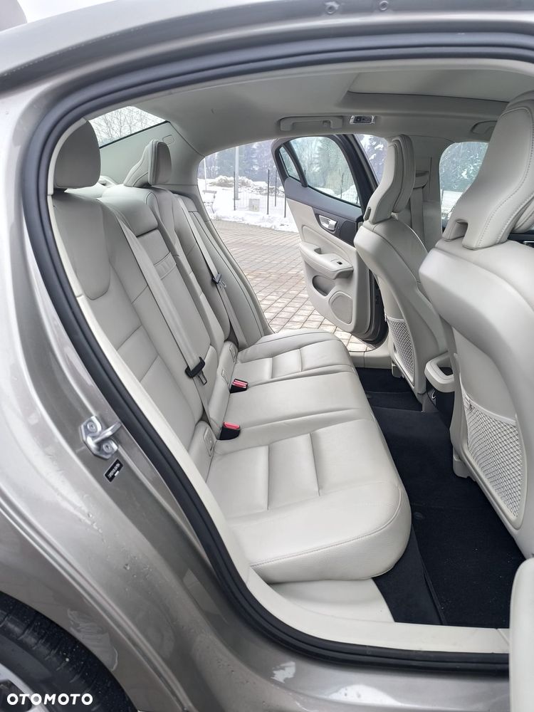 Volvo S60 T5 Momentum Pro - 25