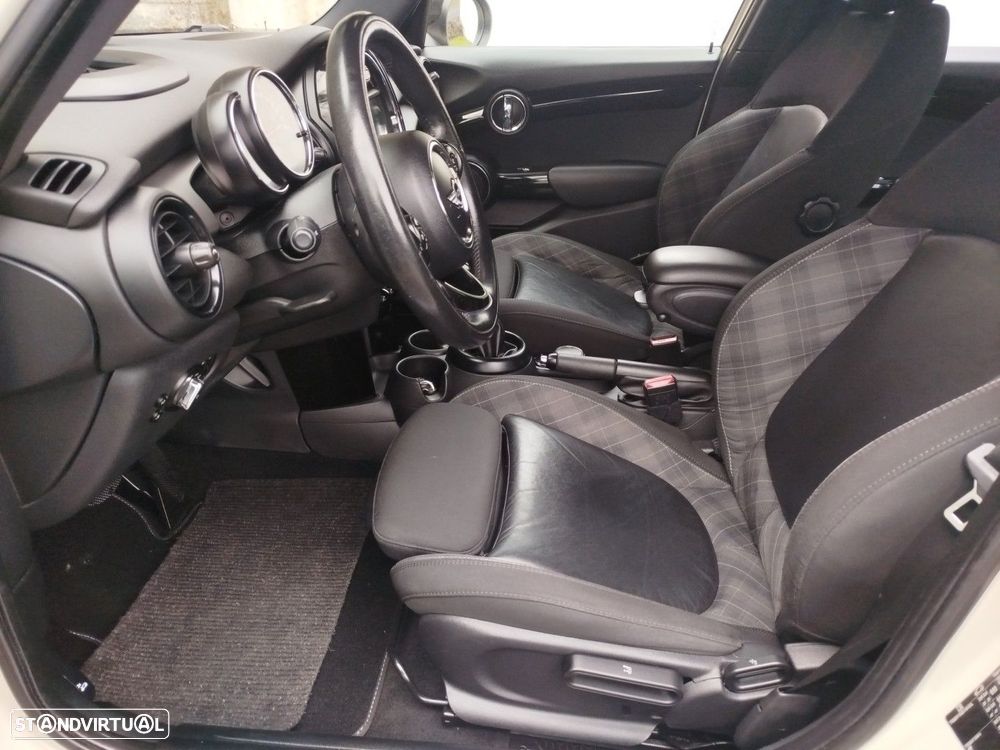 MINI 5 Portas Cooper D Auto - 26