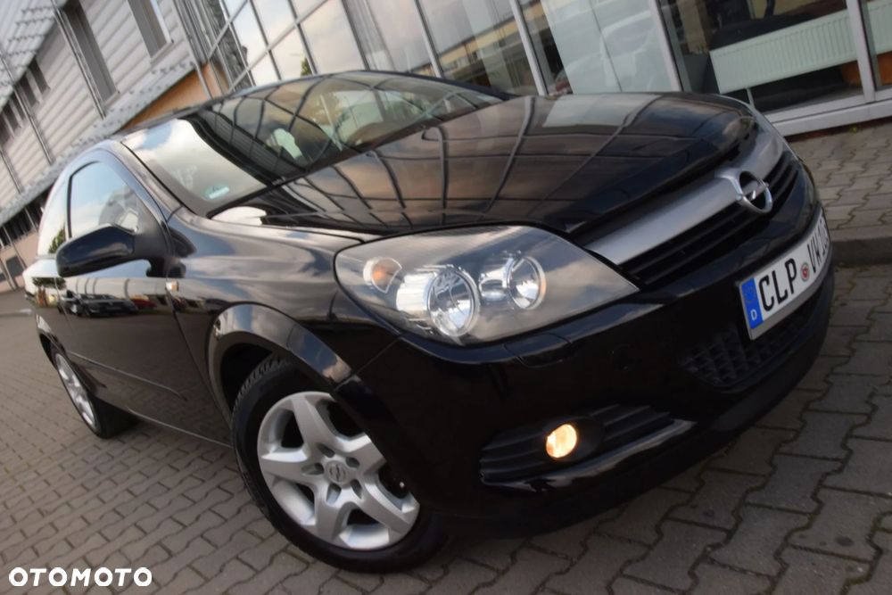 Opel Astra GTC 1.6 Black&White - 12
