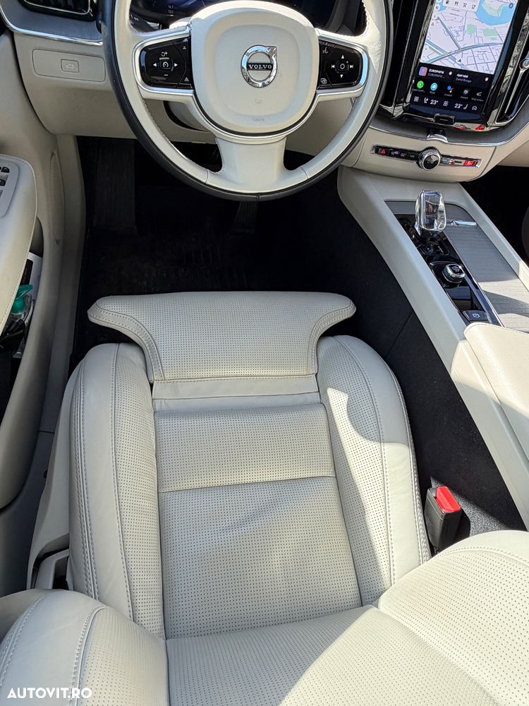 Volvo XC 60 B4 MHEV AT AWD Ultimate Dark - 19