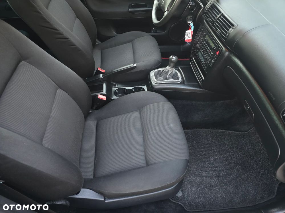 Volkswagen Passat 1.6 Exclusive - 27