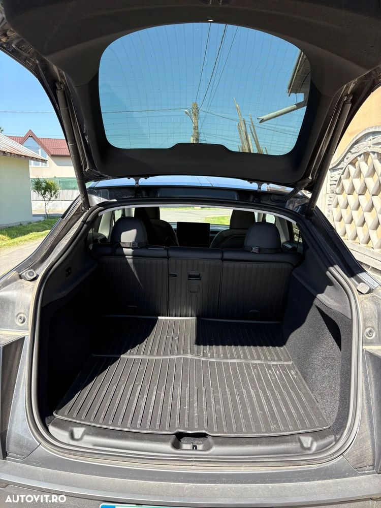 Tesla Model Y - 10