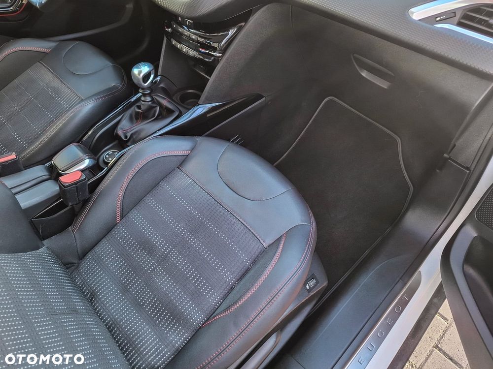 Peugeot 2008 1.2 Pure Tech GPF Style S&S - 10