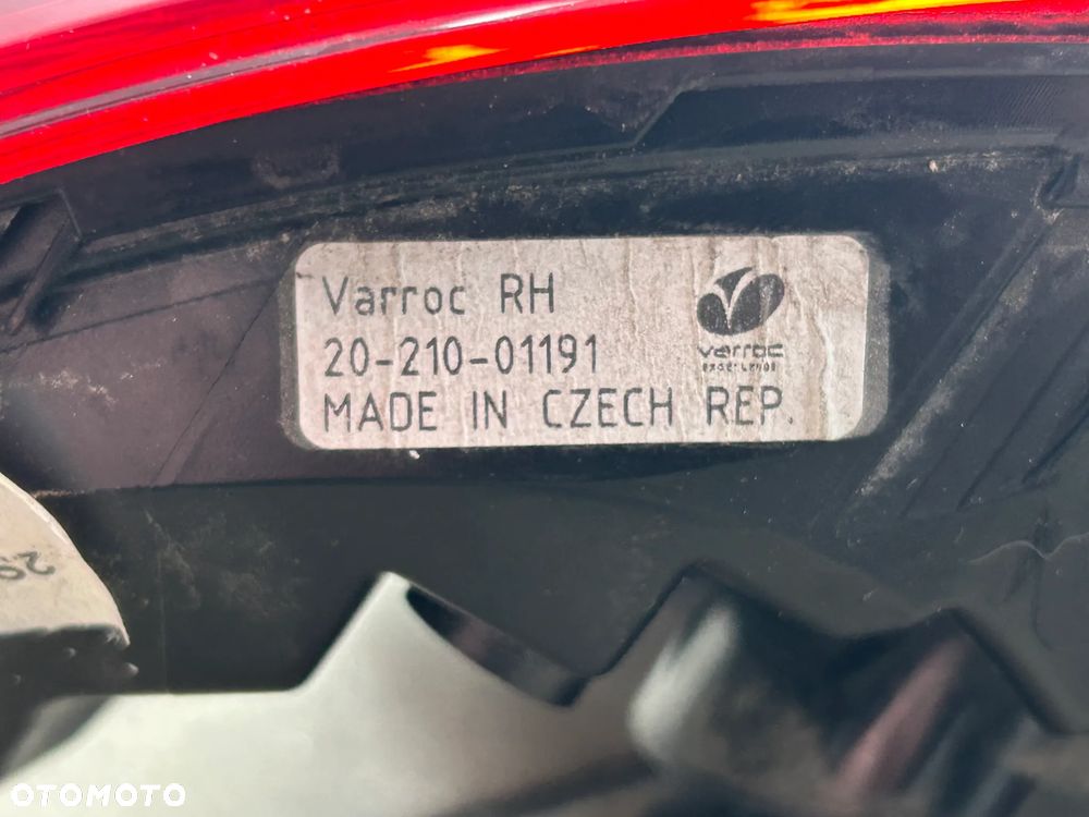 LAMPA TYŁ W KLAPĘ LEWA PRAWA PEUGEOT 2008 - 5