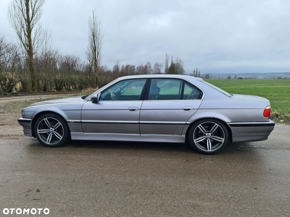 BMW Seria 7 740i V8 - 2