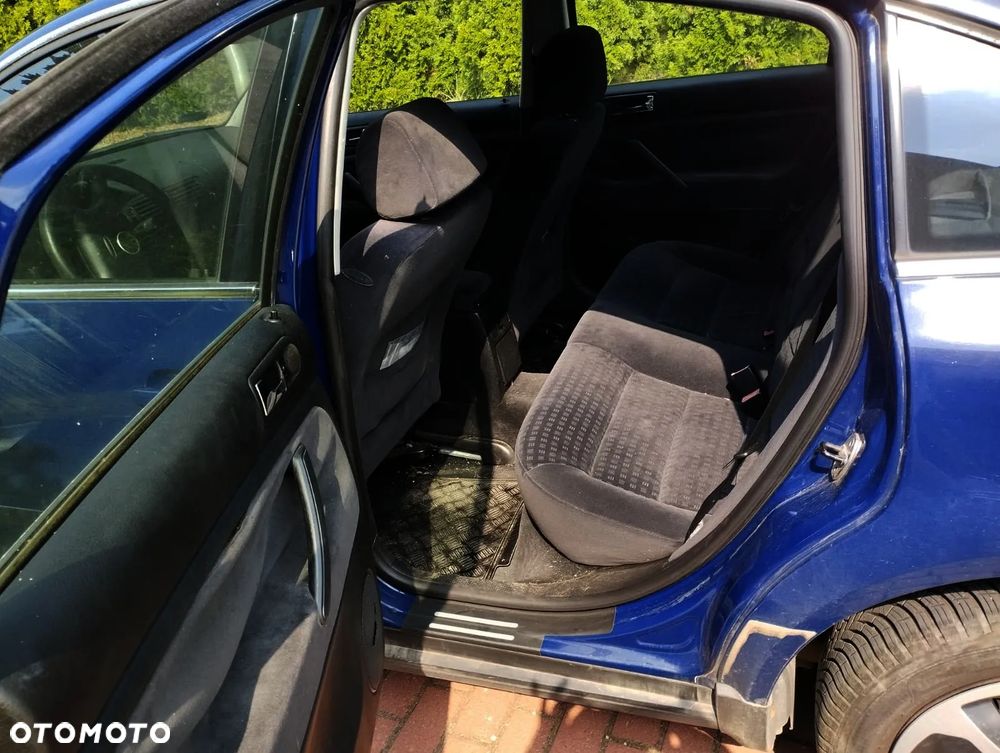 Volkswagen Passat 1.9 TDI Comfortline - 10