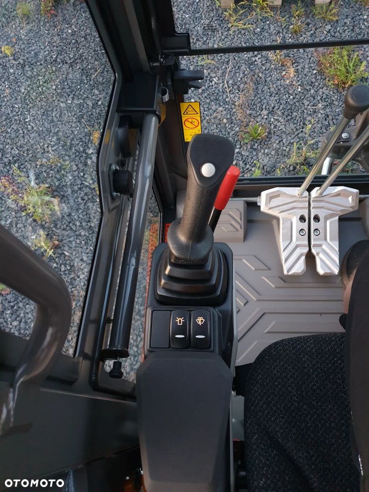 Volvo ECR40F KLIMATYZACJA NOWA DOSTĘPNA OD RĘKI, SZYBKOZŁĄCZE, DŁUGIE RAMIĘ, OBRÓT W OBRYSIE, ŁYŻKI: 300, 600, 1200MM SKARPOWA HYDRAULICZNA STEROWANA Z JOYSTICKA, PŁYWAJĄCY LEMIESZ SPYCHARKOWY - 36